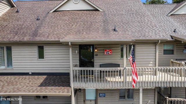 view of front of property featuring a balcony