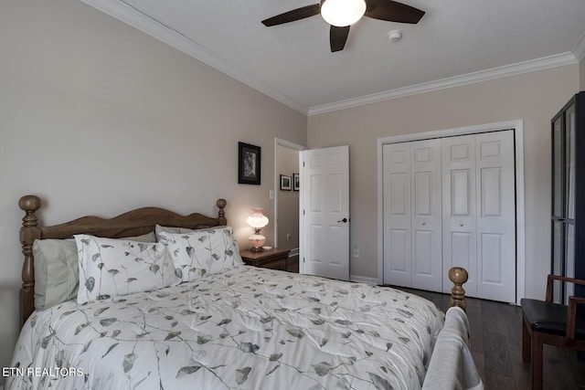 bedroom featuring ornamental molding, ceiling fan, dark hardwood / wood-style flooring, and a closet