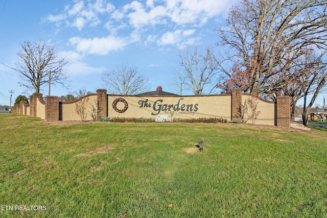 community sign with a yard