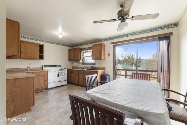 dining space featuring sink and ceiling fan