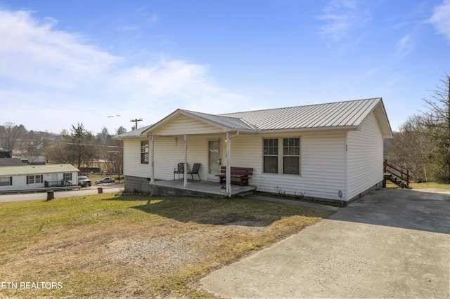 view of front of home featuring covered porch and a front lawn