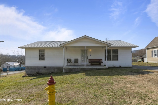 view of front of property with covered porch and a front lawn