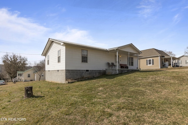 view of front facade featuring covered porch and a front lawn