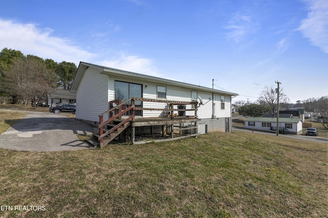 view of front of home featuring a front yard