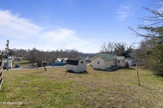 view of yard with a storage shed