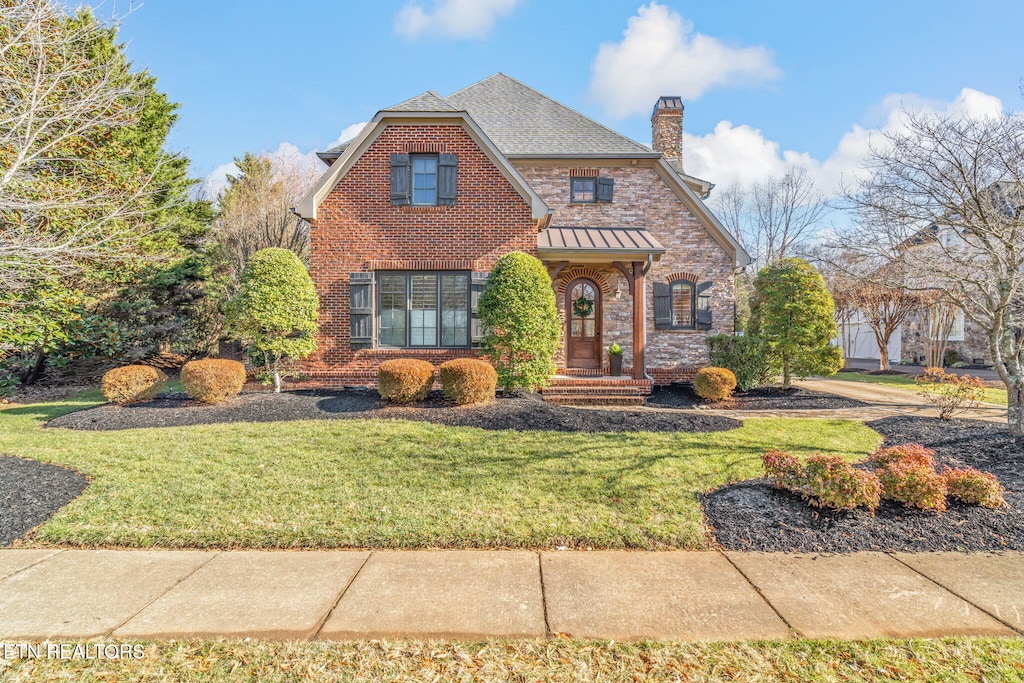 view of front of property featuring a front yard