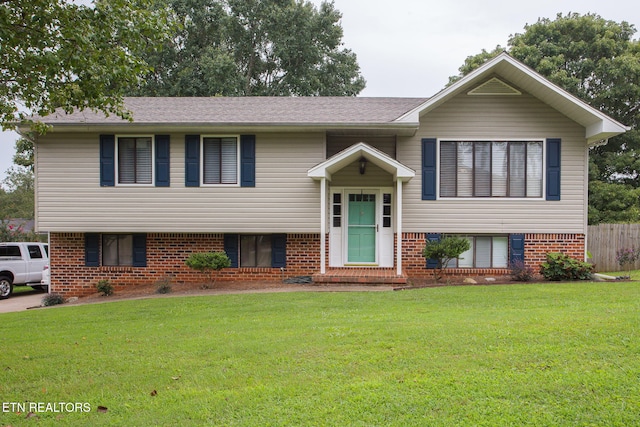 bi-level home featuring a front yard