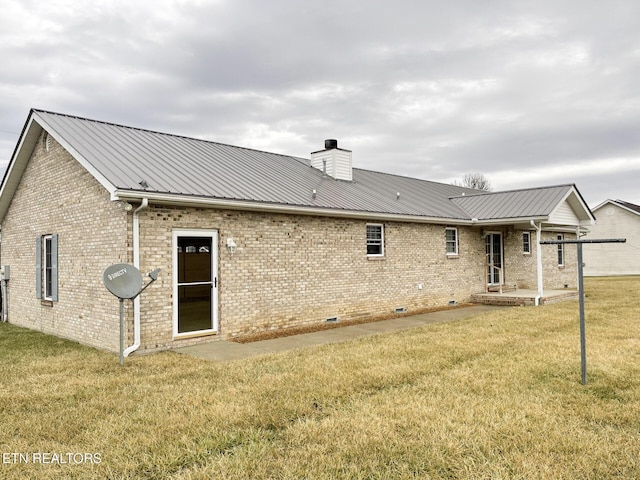 rear view of house featuring a lawn