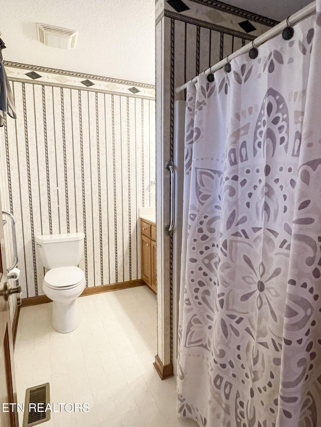 bathroom with vanity, toilet, and a shower with shower curtain