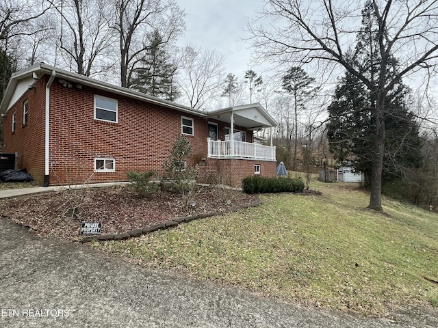 view of side of property featuring a yard