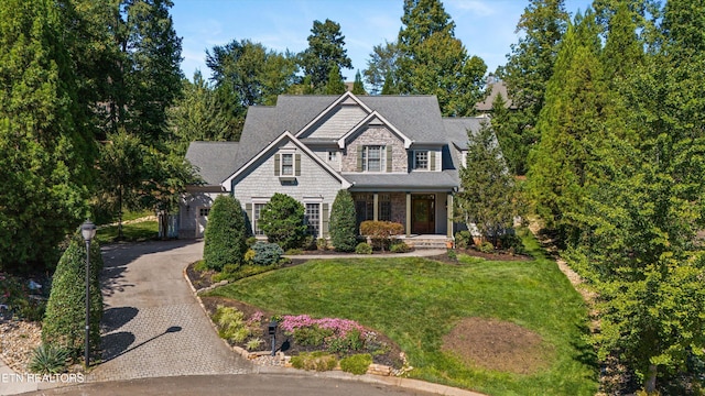 view of front of house featuring a front lawn