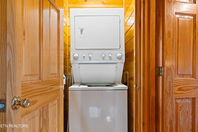 washroom with stacked washing maching and dryer