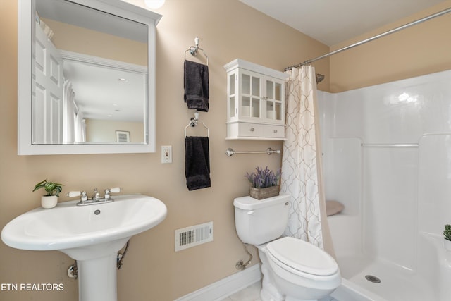 full bath featuring baseboards, visible vents, toilet, and a shower with shower curtain