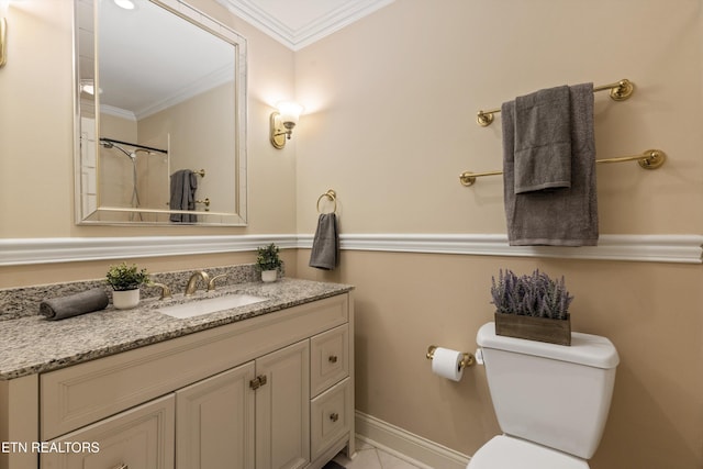 full bathroom with baseboards, toilet, a shower with curtain, crown molding, and vanity