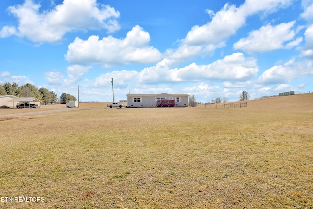 view of yard featuring a rural view