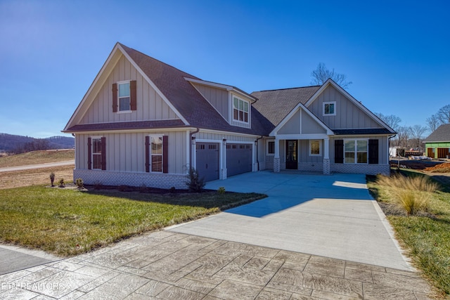 view of front facade with a garage and a front yard