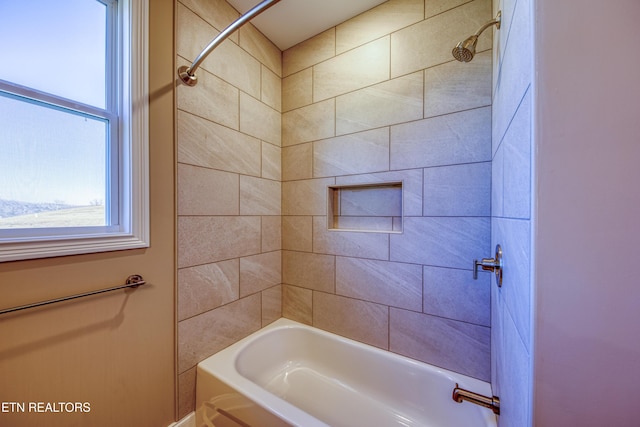 bathroom with tiled shower / bath