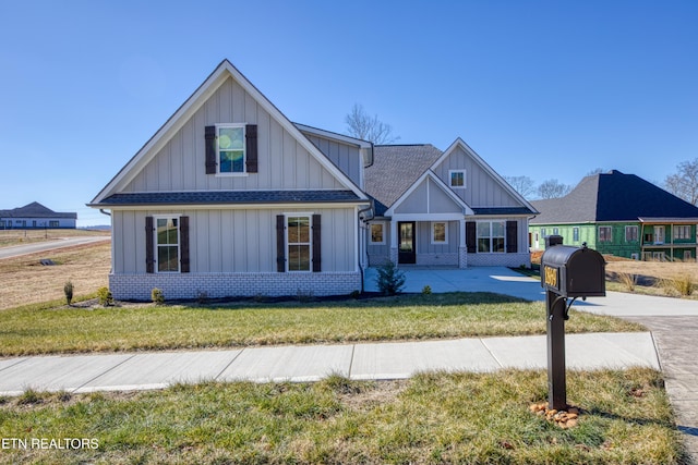 view of front of house featuring a front lawn