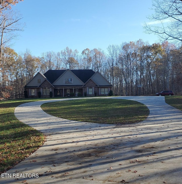 view of front of property featuring a front lawn