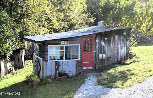 view of outbuilding featuring a yard