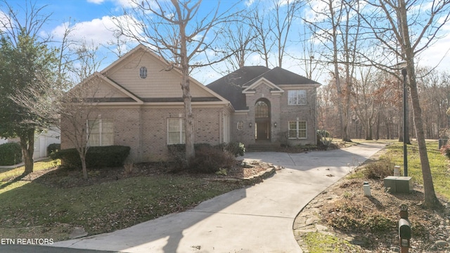 view of front facade with a front yard