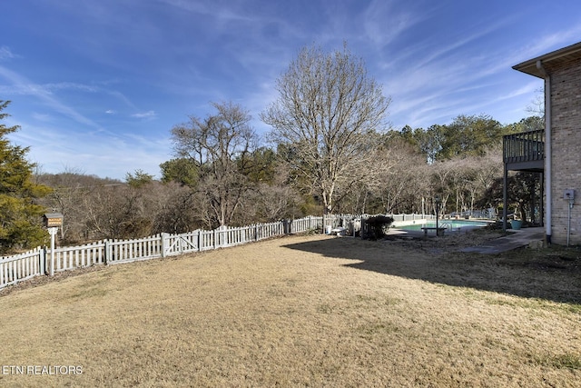 view of yard with a fenced in pool