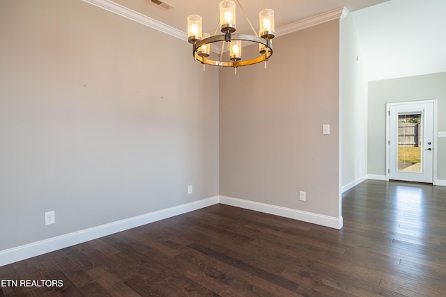 empty room with dark wood-type flooring, ornamental molding, and a chandelier