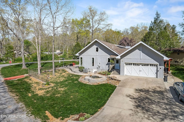 view of front of house featuring a garage, a front lawn, and driveway