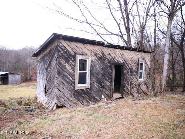 view of front of property featuring an outdoor structure