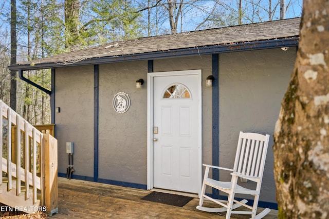 entrance to property featuring a wooden deck