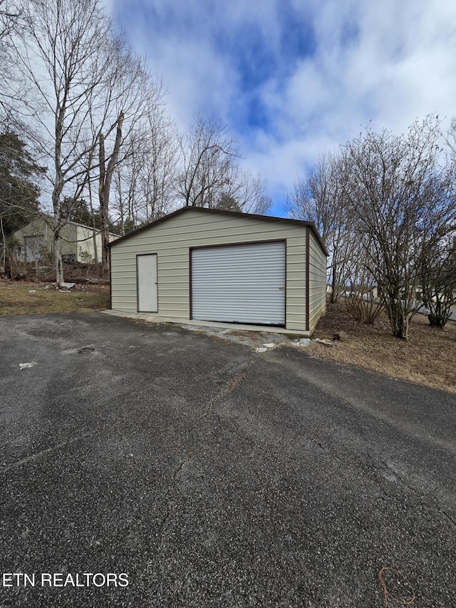 detached garage featuring aphalt driveway