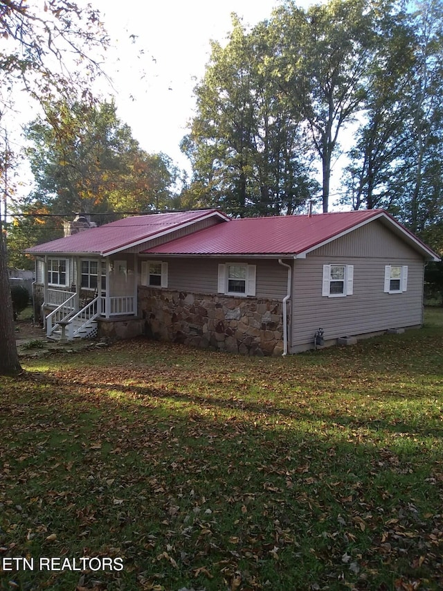 back of house featuring a yard