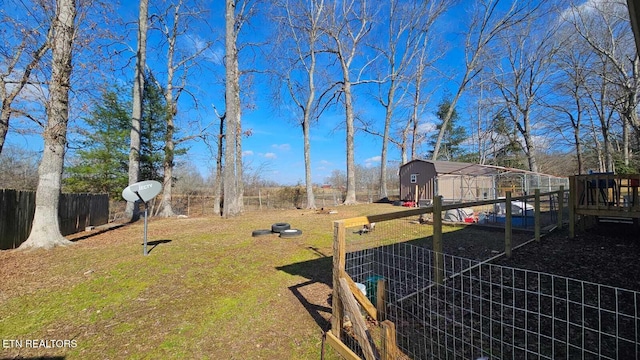 view of yard featuring a shed