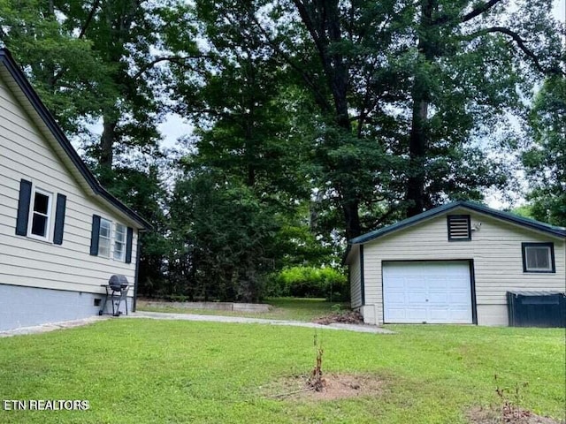 view of yard featuring a garage and an outdoor structure