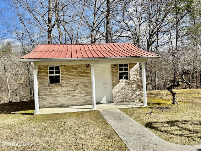 view of outdoor structure with a yard