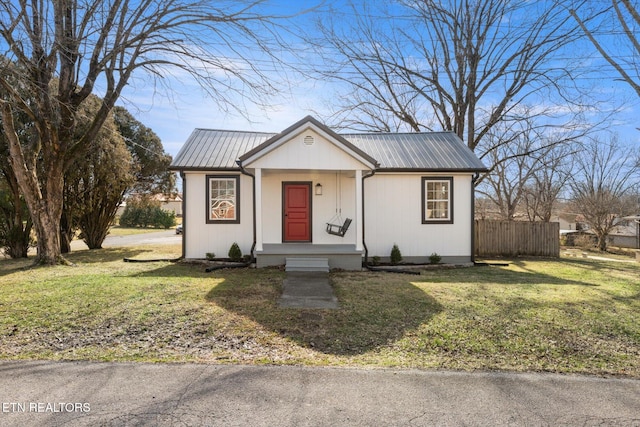 view of front of house featuring a front lawn