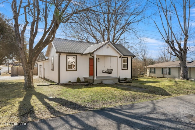 view of front of property with a front yard