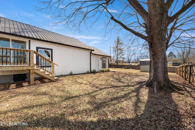 view of yard featuring a storage unit