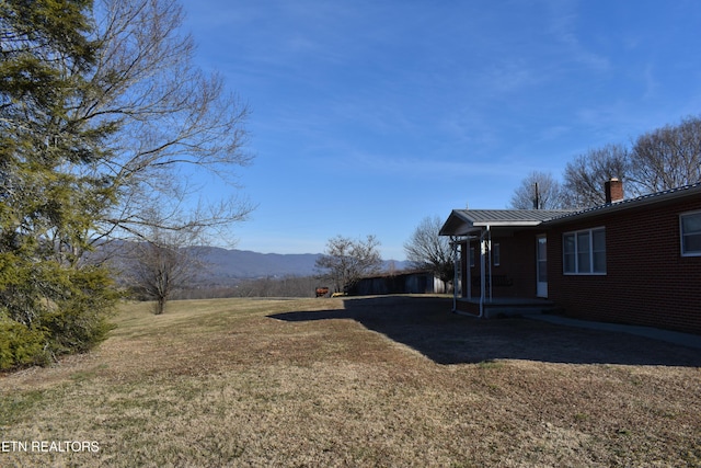 view of yard with a mountain view