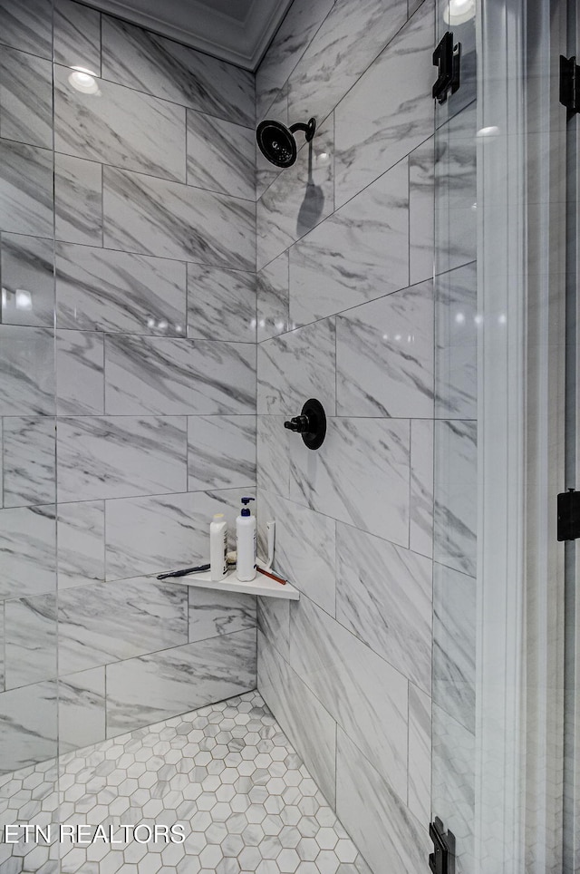 bathroom featuring a tile shower