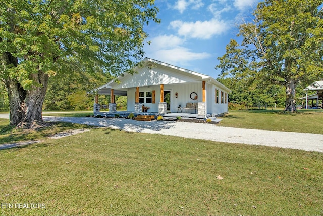 view of front facade with a front lawn and covered porch