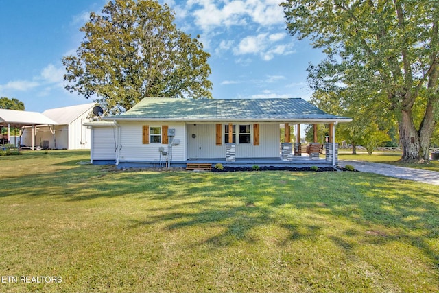 view of front of property featuring covered porch and a front lawn