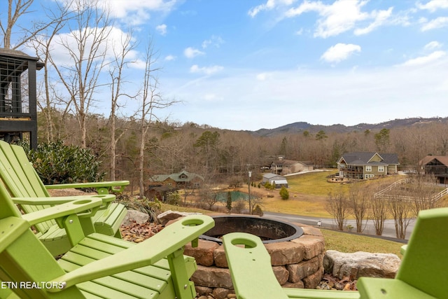 view of yard featuring a mountain view