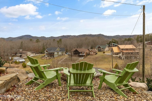 view of yard featuring a mountain view