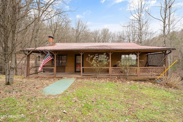 view of front of house featuring a front lawn