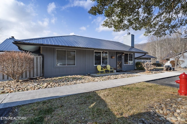 single story home featuring a front lawn and a porch