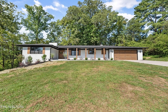 view of front facade featuring a garage and a front yard