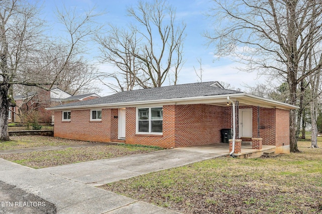 ranch-style house featuring a front yard