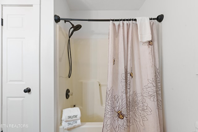 bathroom with shower / tub combo