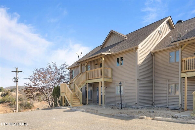 view of front of property featuring a balcony